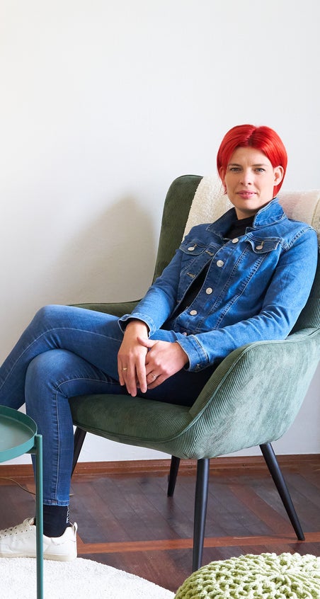 Stephanie Breschniak sitzt in einem ihrer Beratungssessel und freut sich auf dich.