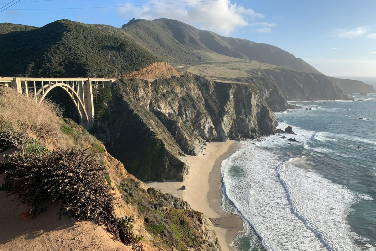 Highway 1 langs de ruige Californische kust bij Big Sur