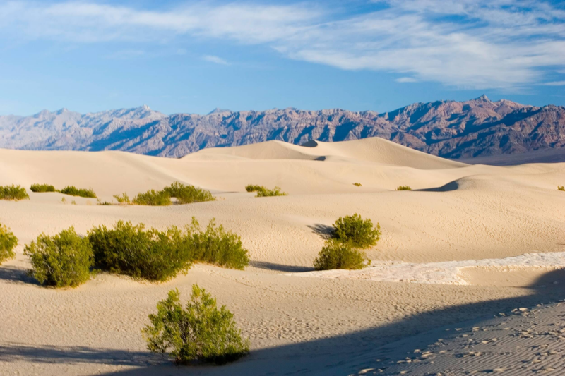 Death Valley met zandduinen en woestijnlandschap in Californië