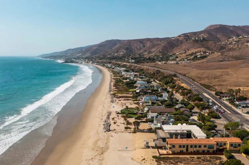 Kustlijn en strand van Malibu langs Highway 1 in Californië