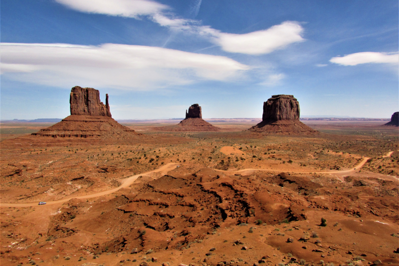 Rode rotsformaties van Monument Valley tijdens een roadtrip door West-Amerika