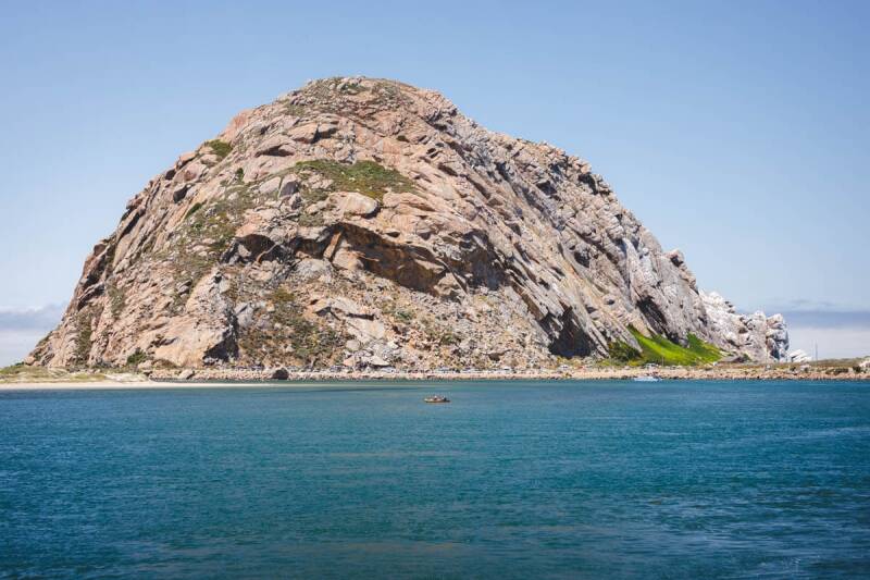 Morro Rock aan de kust bij Morro Bay in Californië