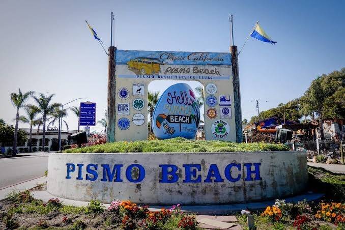Welkomstbord van Pismo Beach langs de Californische kust