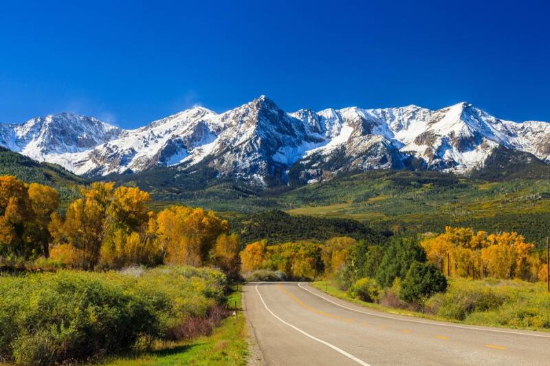 Besneeuwde Rocky Mountains langs een weg in Noord-Amerika