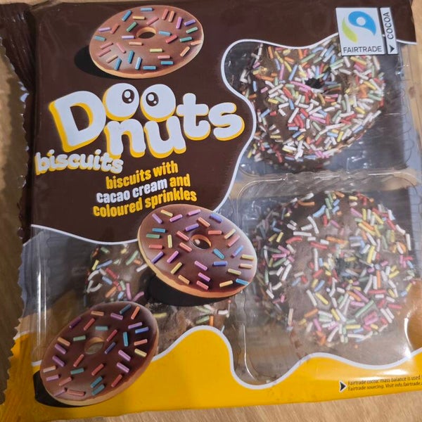 Donuts mit Kakaocreme und bunte Streusel