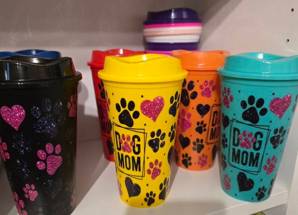 DOG MOM Trinkbecher gefüllt mit Bonbon Pralinenmix