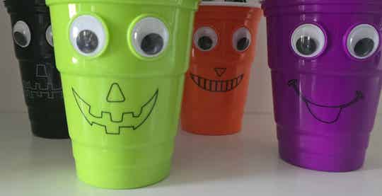 Überraschung Halloween Becher mit Wackelaugen