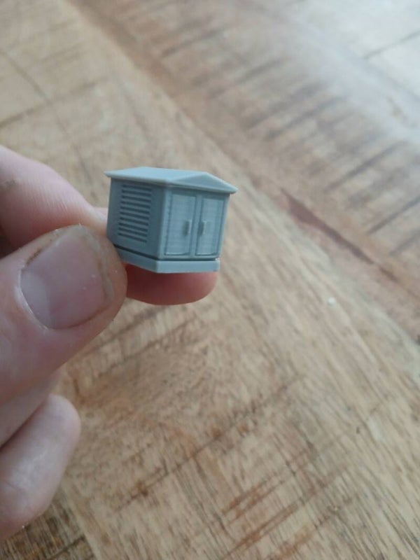 Trafohuisje grijs schuin dak     H0