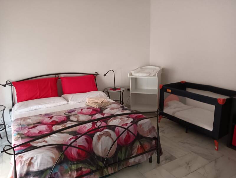 Letto matrimoniale e culla adiacente