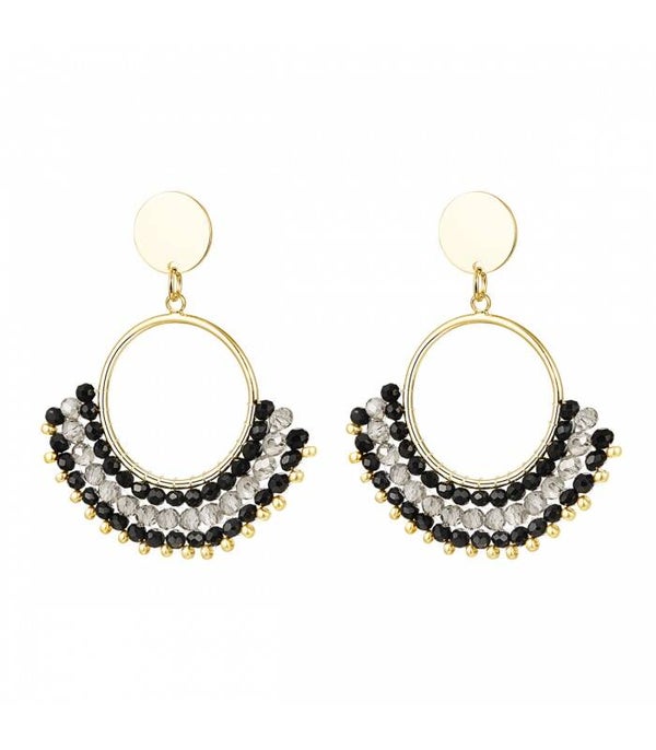 Goudkleurige oorhangers met zwart gekleurde glas kraaltjes