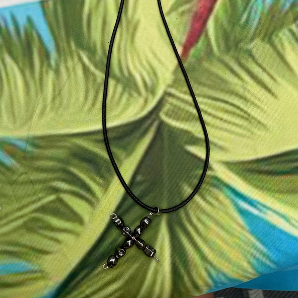 Collier pendentif croix/têtes de mort
