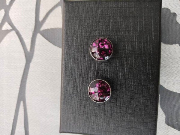 Violett/schwarze Ohrstecker 10mm