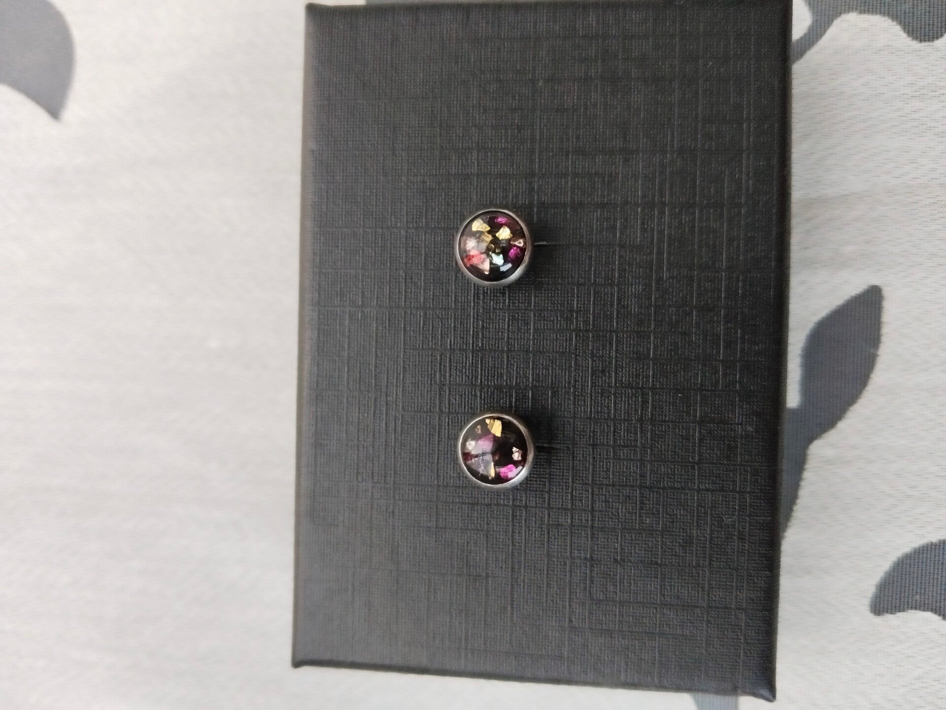Bunt/schwarze Ohrstecker 6mm