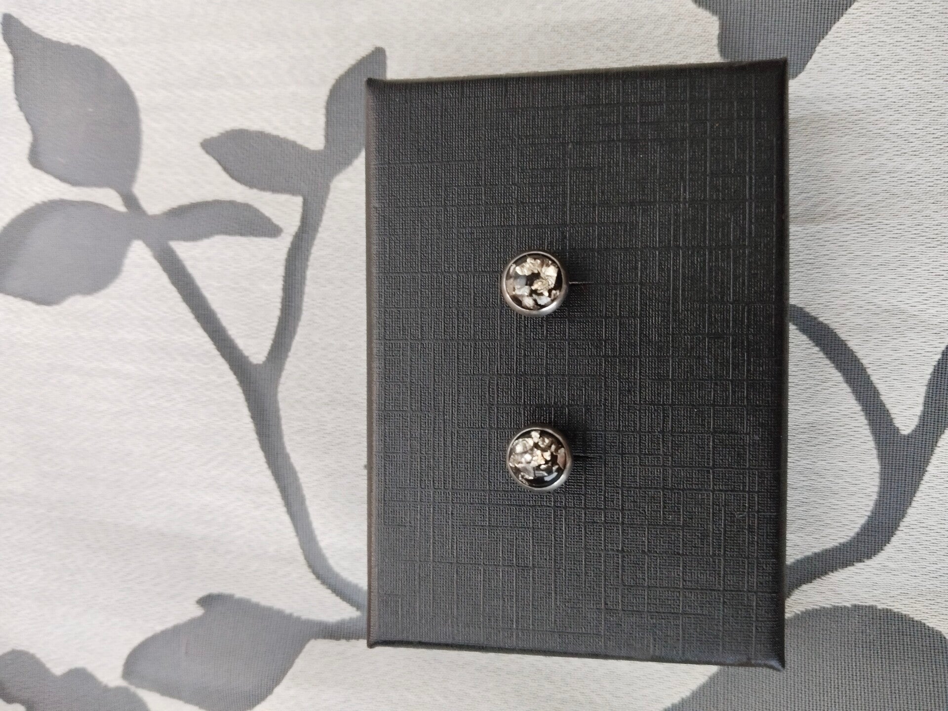 Silber/schwarze Ohrstecker 6mm