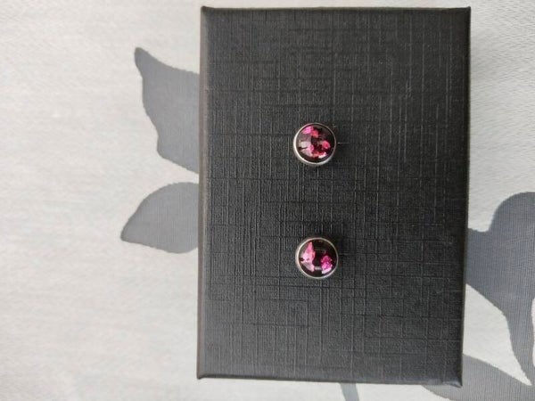Dunkelrosa/schwarze Ohrstecker 6mm