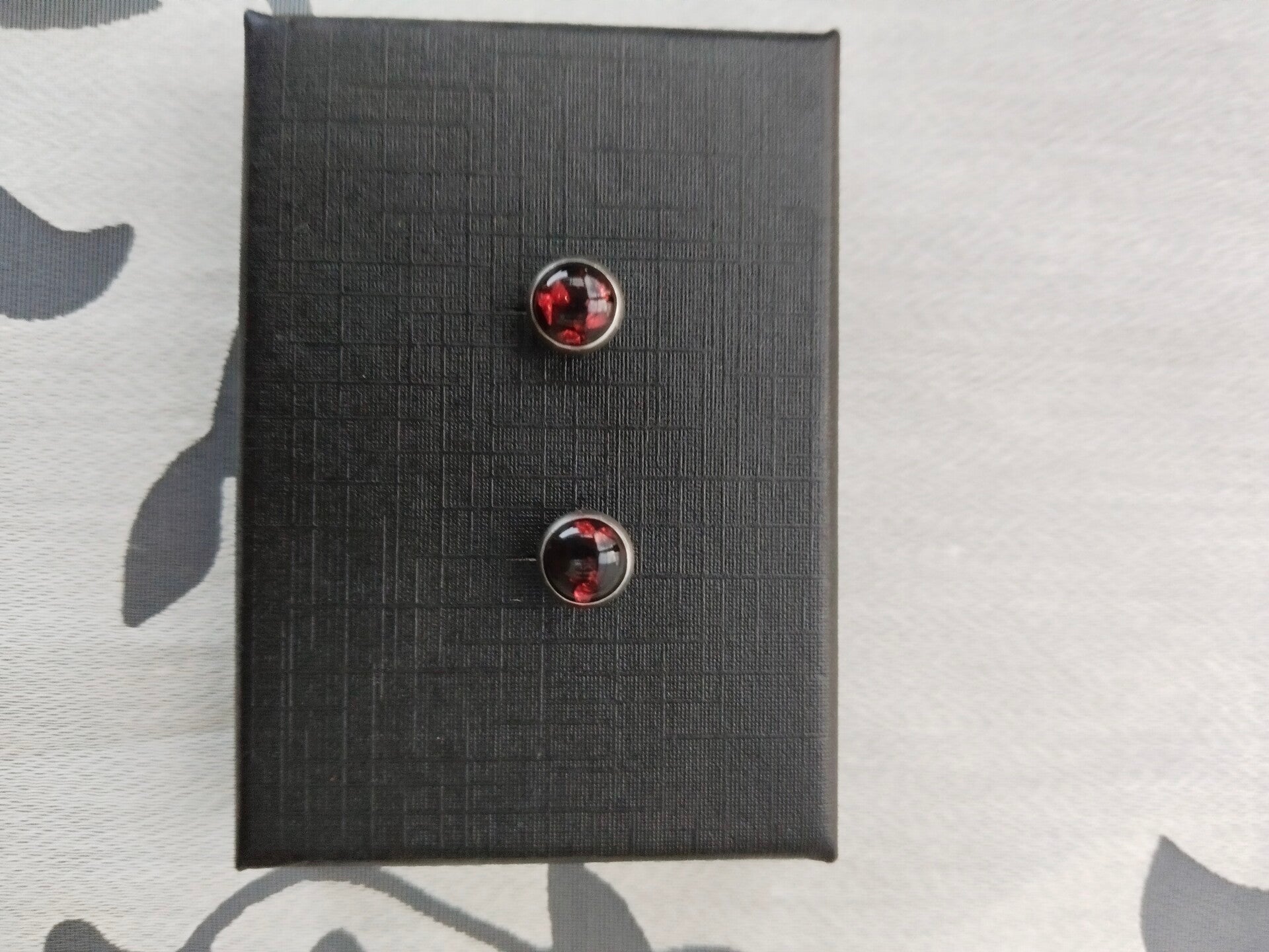 Rot/schwarze Ohrstecker 6mm