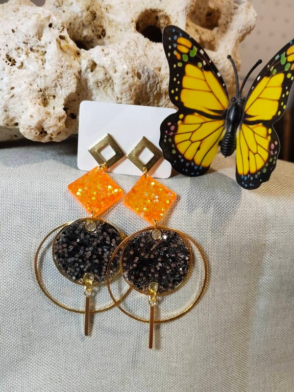 Geometrische Statement-Ohrringe in leuchtendem Orange und elegantem Schwarz