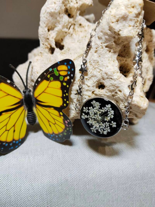 Elegantes Armband mit zarten Wiesenblüten