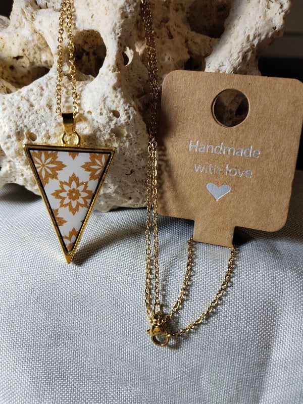 Geometrische goldene Halskette mit floralem Muster