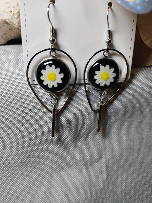 Klassische Gänseblümchen-Ohrhänger in Silber und Schwarz