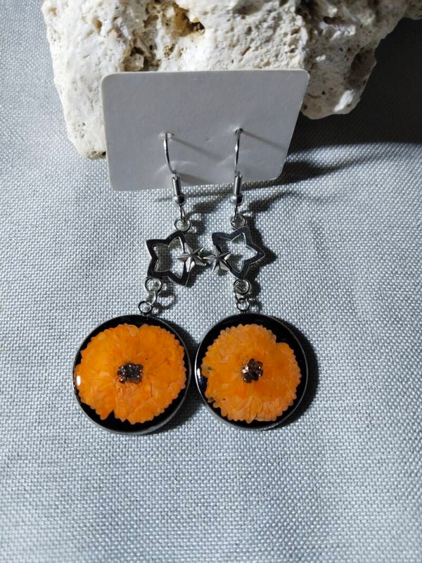 Handgefertigte Ohrhänger mit echten orangefarbenen Blüten