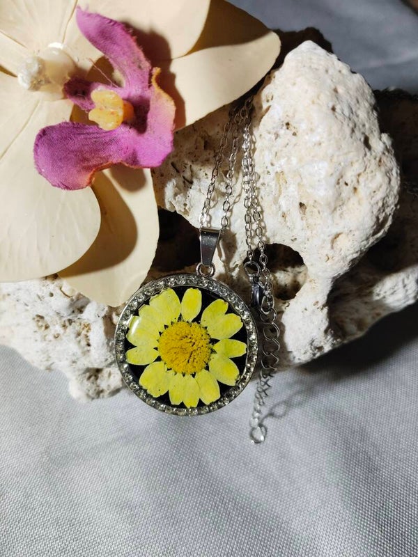 Handgefertigte Halskette mit echter gelber Blüte & Zirkonia-Rand