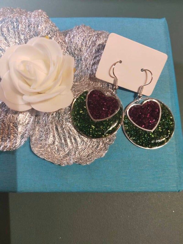 Glitzernde Ohrhänger mit Herzmotiv in Grün und Violett