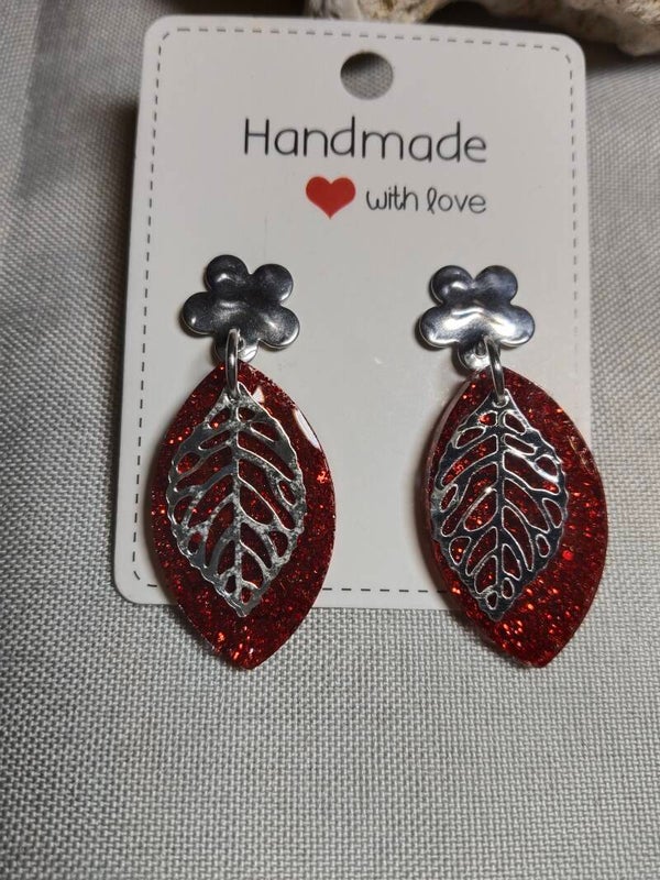 Handgemachte, rote Glitzer-Ohrringe mit Blattskelett-Design