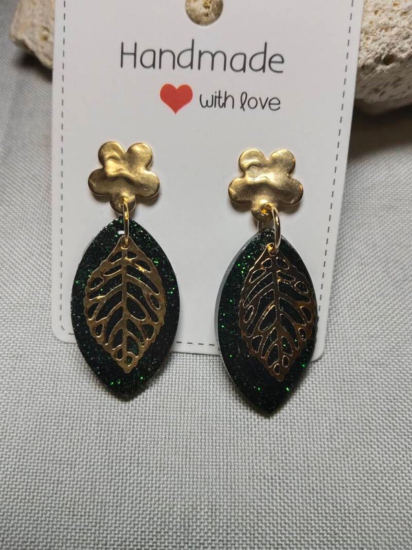 Handgemachte grün/schwarze Glitzer Ohrringe mit Blattskelett-Design