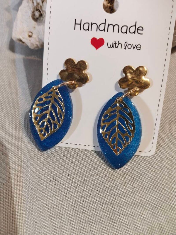 Handgemachte blaue Glitzer Ohrringe mit Blattskelett-Design