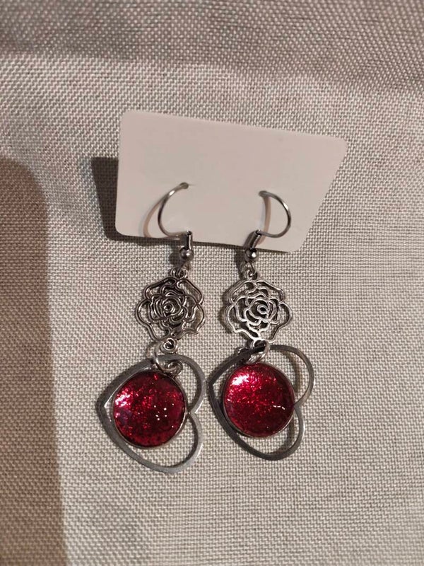 Romantische Hängeohrringe mit rotem Glitzer und Herz-Rosen-Motiv