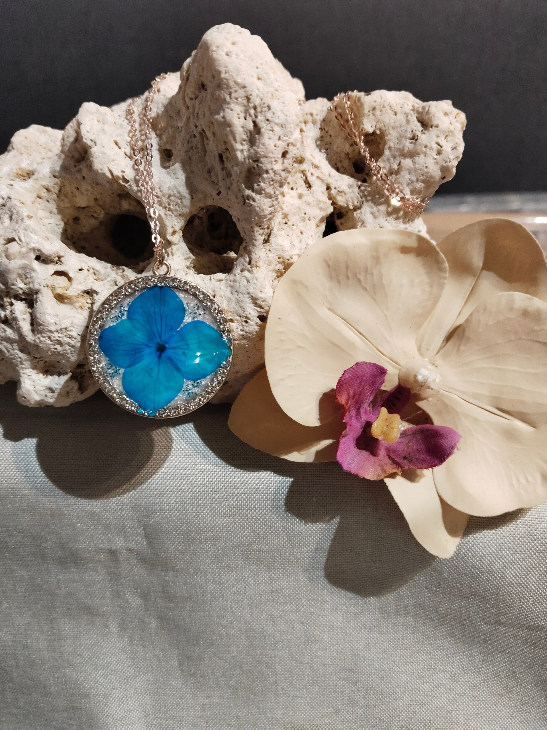 Roségoldene Kette mit echter blauer Hortensienblüte und Strass