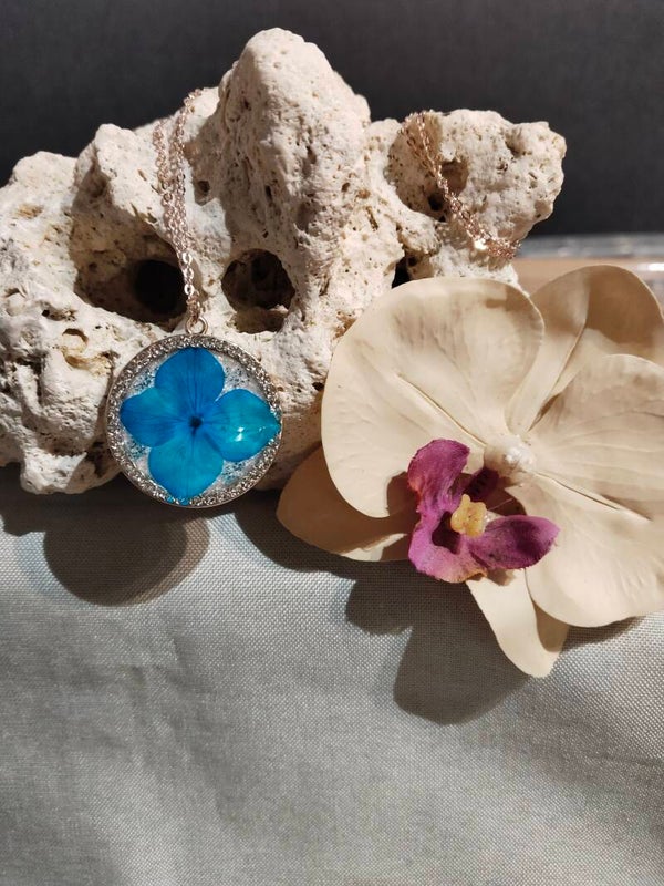 Roségoldene Kette mit echter blauer Hortensienblüte und Strass
