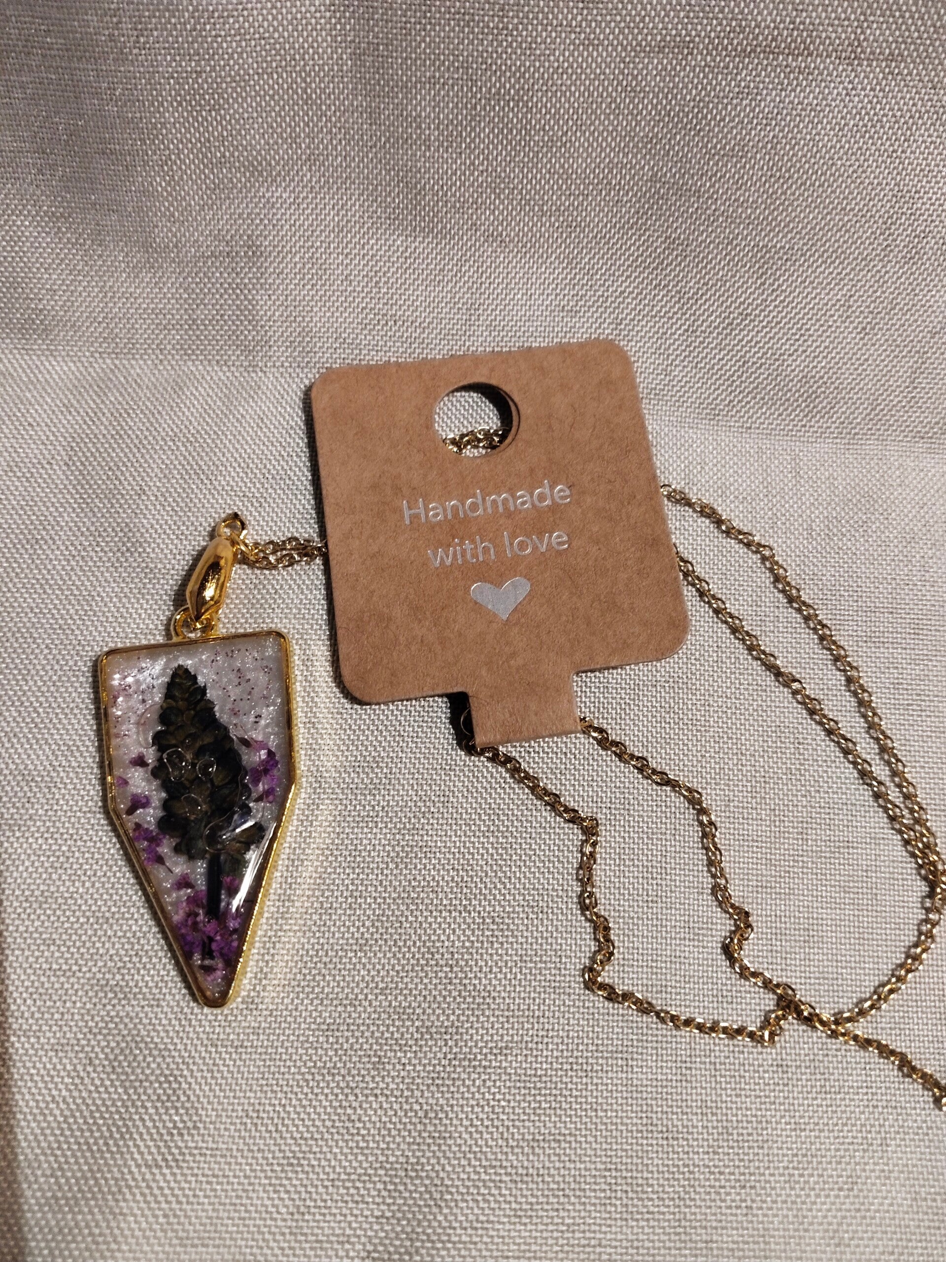 Goldkette mit echten Blumen