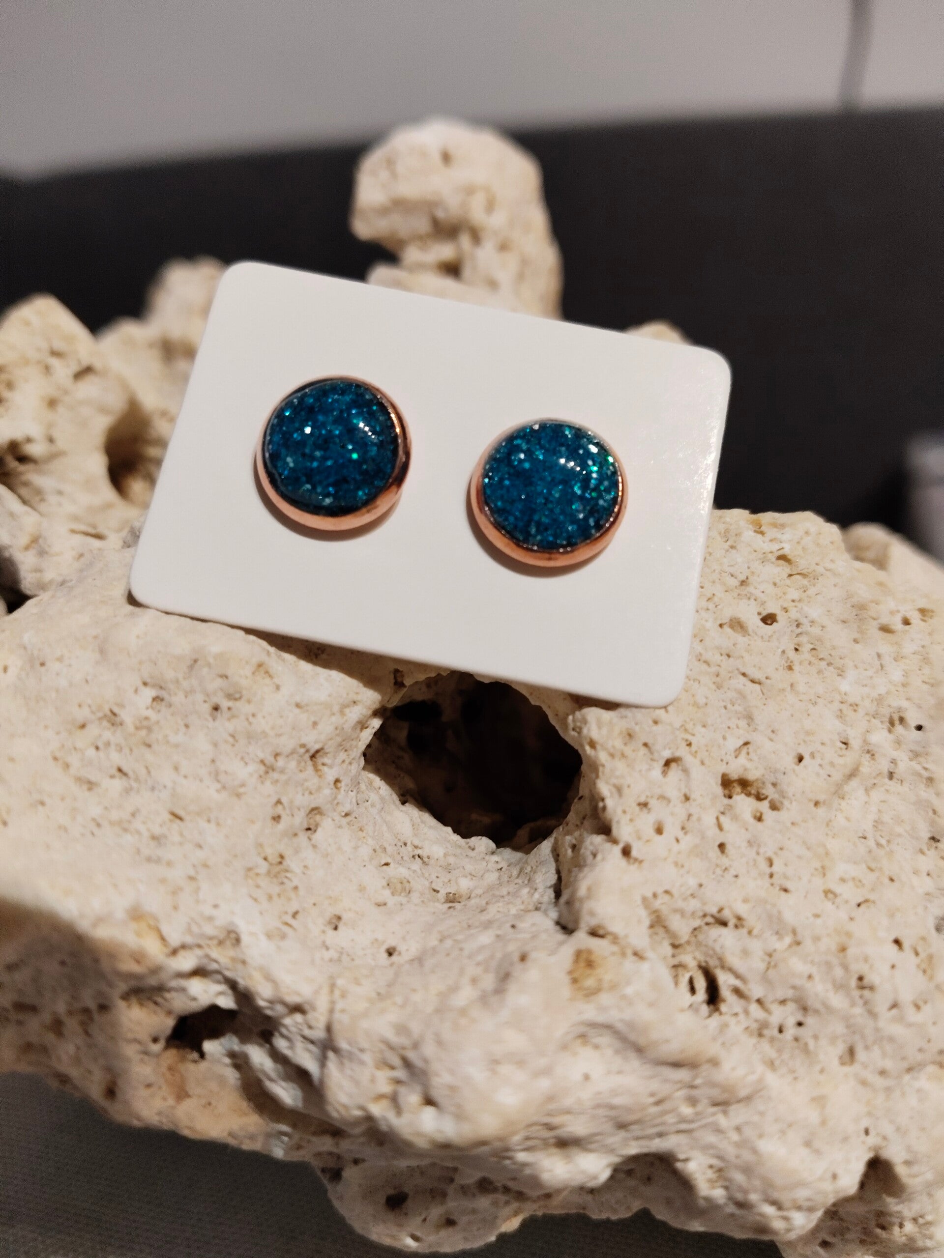 Schillernde Blaue-Glitzer Ohrstecker 8mm | Runde Druzy-Optik Roségold