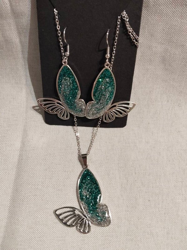 Schimmerndes Schmetterlings-Set: Elegante Halskette & Ohrringe in Smaragdgrün/Silber