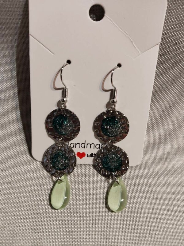 Schimmernde Boho-Ohrringe "Grüner Glanz": Handgefertigt mit glitzerndem Harz & Tropfenperlen