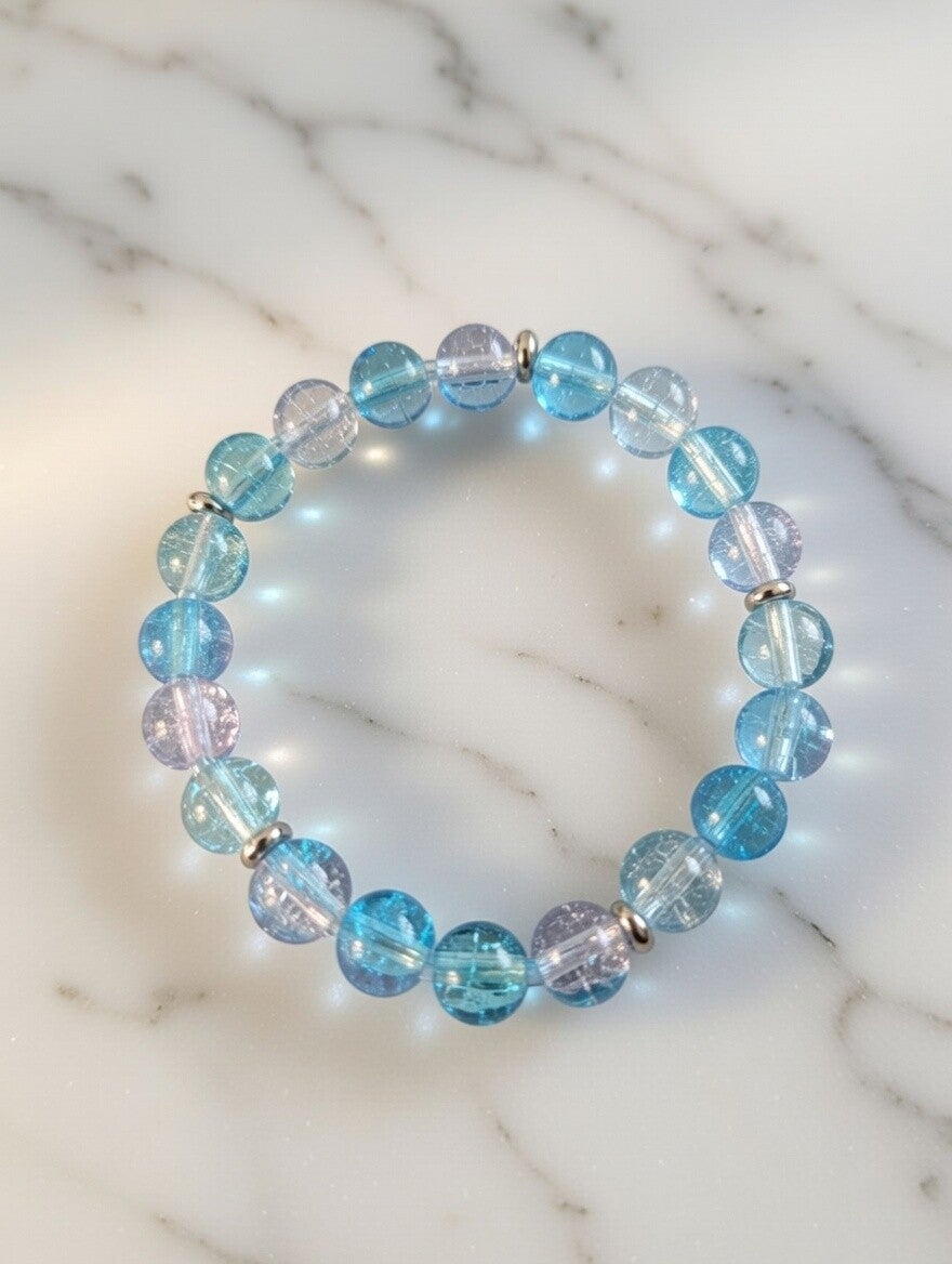 Kristallklares Blau: Handgefertigtes Glasperlen-Armband