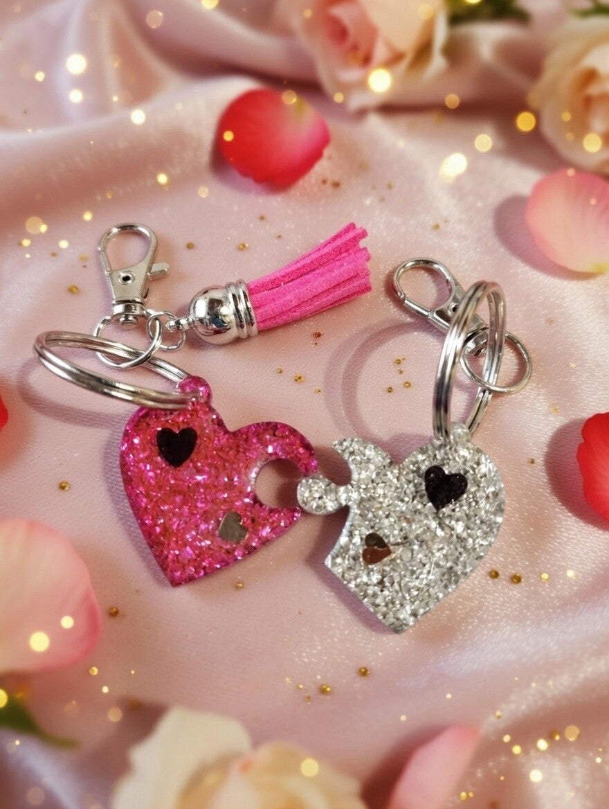 Funkelnde Verbindung: Glitzer-Herz-Puzzle aus Resin