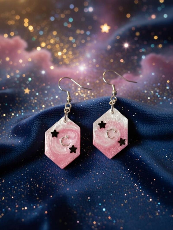 Himmlische Galaxie – Handgefertigte Resin-Ohrhänger in Rosa & Perlweiß