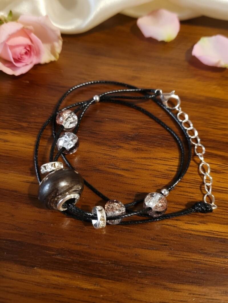 Armband Leder mit großer Harzperle mit Pferdehaaren und kleinen Glasperlen 
