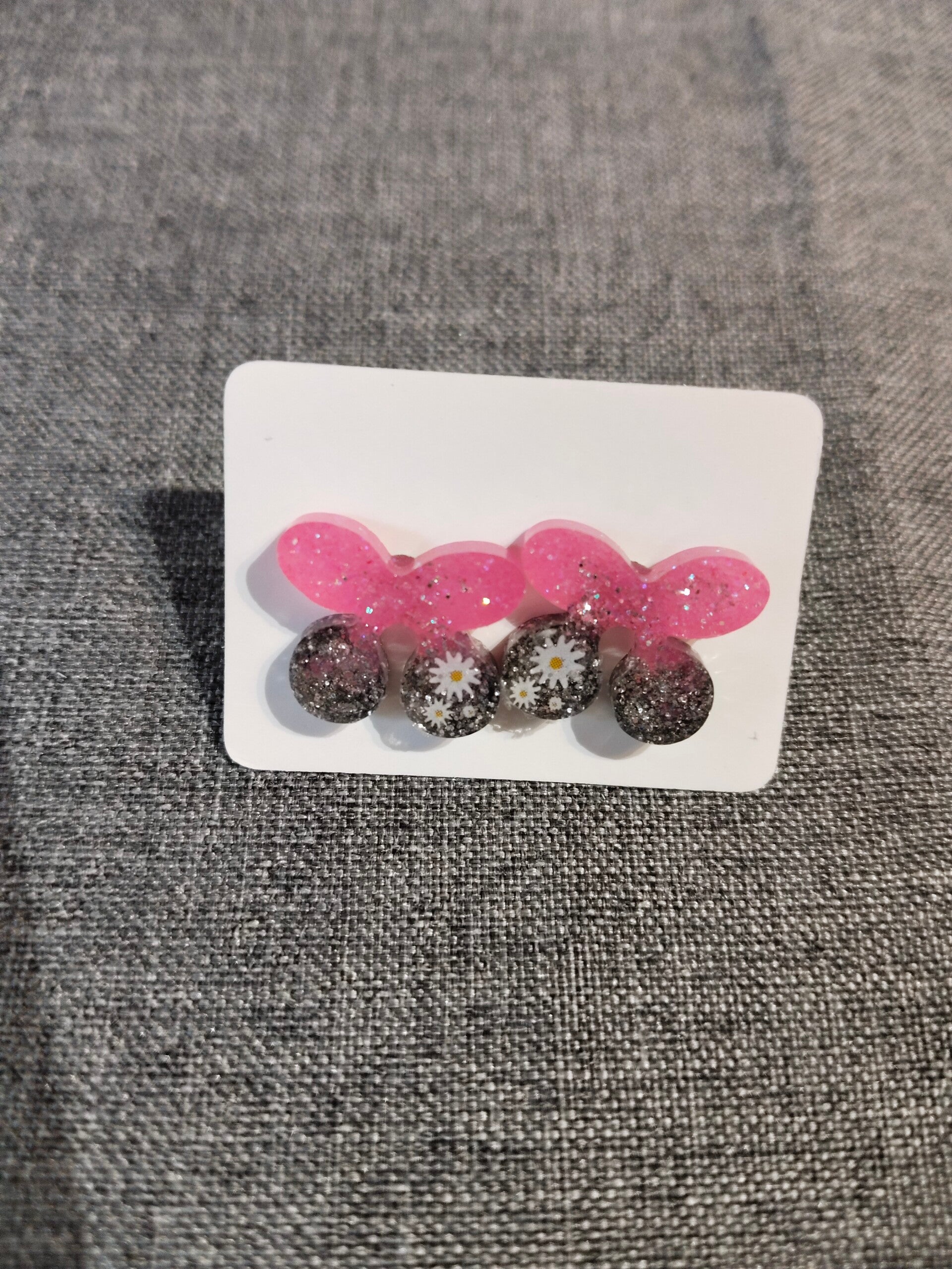 Pinke Falter-Träume – Funkelnde Schmetterlings-Ohrstecker aus Harz