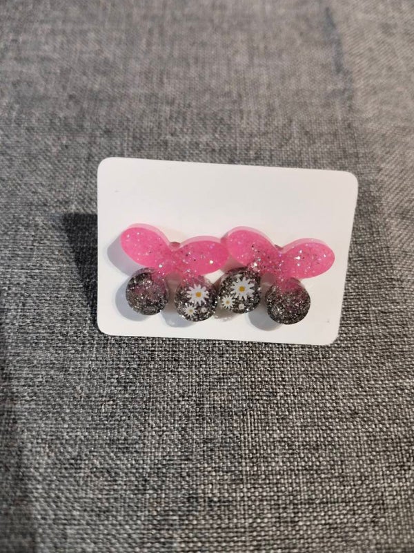 Pinke Falter-Träume – Funkelnde Schmetterlings-Ohrstecker aus Harz