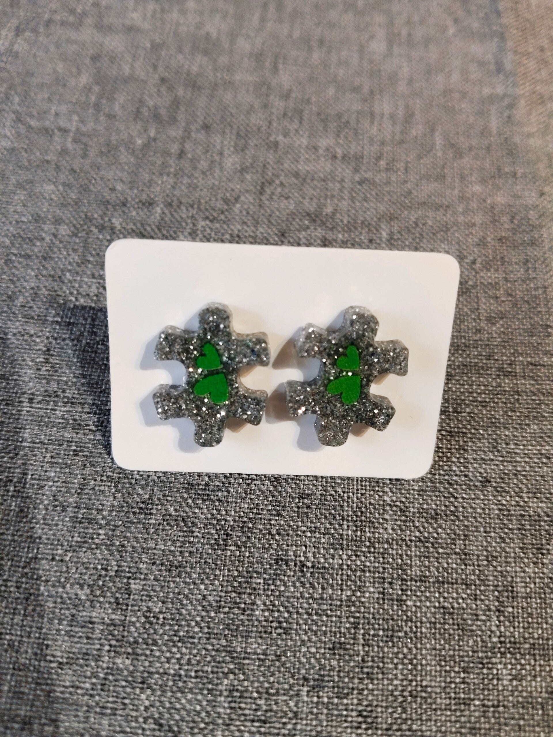 Funkelnde Puzzleteile – Handgefertigte Kinder-Ohrstecker aus Harz