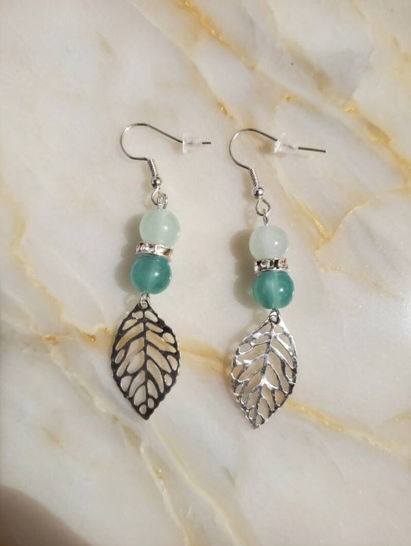 „Minty Leaf“ – Filigrane Blatt-Ohrhänger mit Glasperlen in Meeresfarben