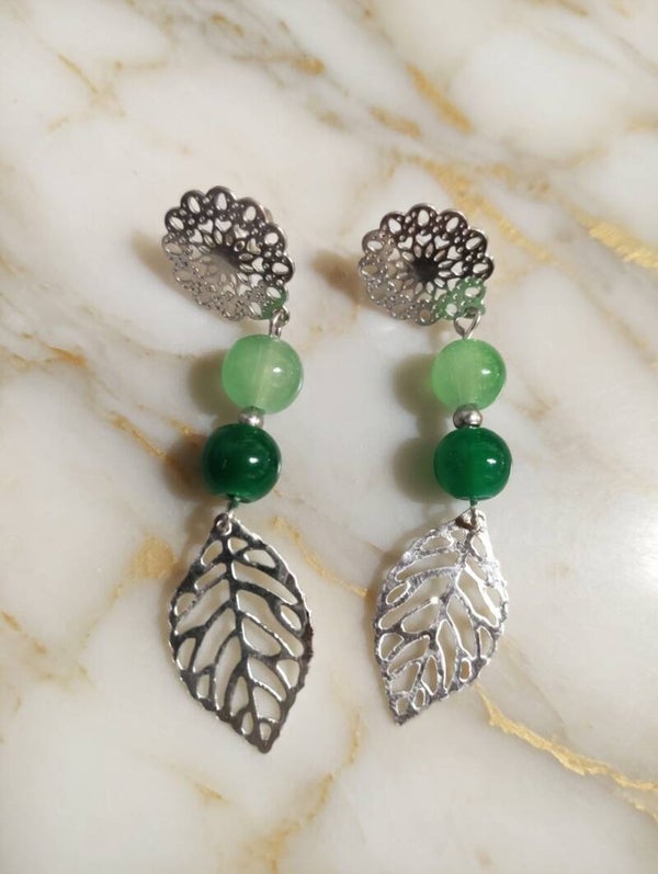 „Emerald Leaf“ – Filigrane Blatt-Ohrhänger mit grünen Glasperlen