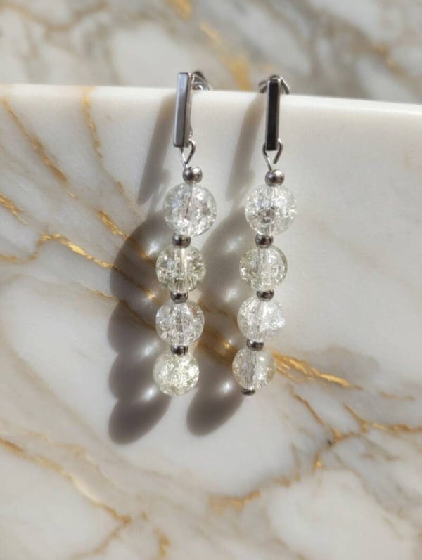 „Pure Ice“ – Elegante Crackle-Glasperlen-Ohrhänger aus Edelstahl