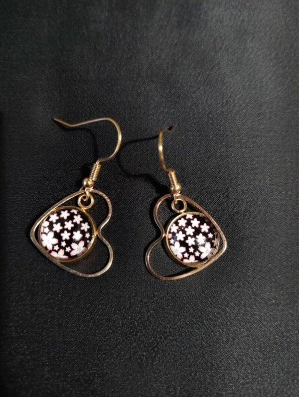 Midnight Garden: Vergoldete Herz-Ohrhänger mit Floral-Cabochons