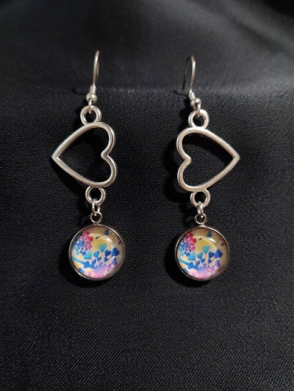 Garden of Hearts: Lange Edelstahl-Ohrhänger mit Floral-Art