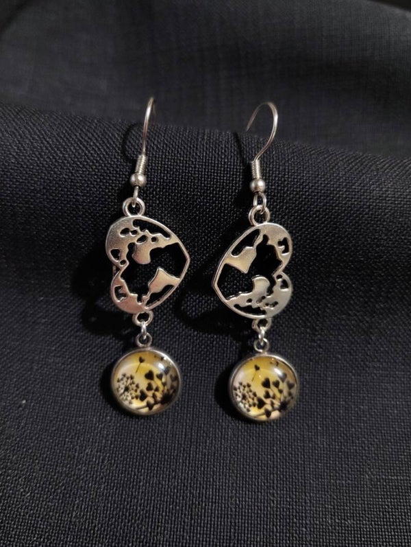 World of Love: Edelstahl-Ohrhänger mit Weltkarten-Herz & Floral-Art